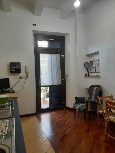 een woonkamer met een houten vloer en een raam bij Appartamento privato accanto studi televisivi in Rome