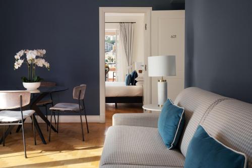 een woonkamer met een bank en een tafel bij Caracciolo 13 Rooftop & Suites in Napels