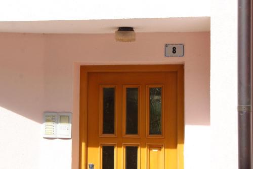 una porta in un edificio con un cartello sopra di Cesa Pecedel a Canazei