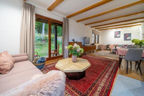 a living room with a couch and a table at Pod Śnieżnymi Kotłami in Piechowice