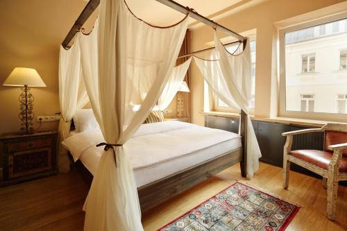 Postel nebo postele na pokoji v ubytování SleepWell Apartments Ordynacka