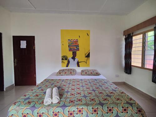 Una cama o camas en una habitación de Tumi Hostel