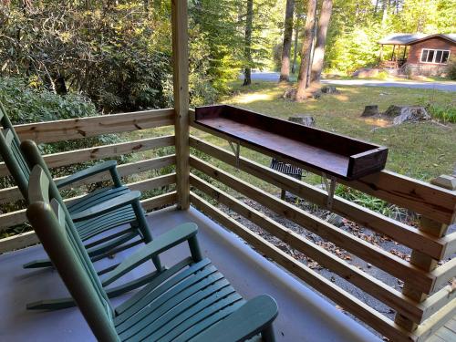Κήπος έξω από το Cozy Cabin Pet Friendly ADA Compatible