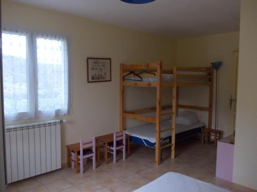 Cette chambre comprend 2 lits superposés, une table et un bureau. dans l'établissement Magnifique villa piscine billard Great villa swimming pool, à Banyuls-sur-Mer