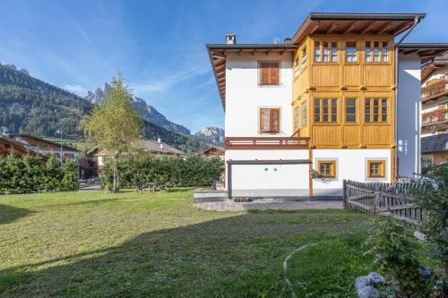 a house in the mountains with a yard at Cesa Meida 3 in Pozza di Fassa