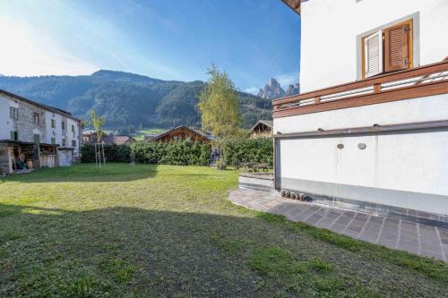 a view of a yard with a building at Cesa Meida 3 in Pozza di Fassa