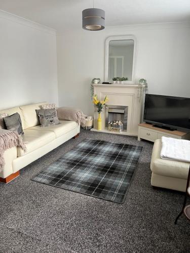 Normanby Raybould house في Normanby: غرفة معيشة مع أريكة بيضاء ومدفأة