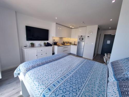 Kuchyň nebo kuchyňský kout v ubytování Top Floor Studio - The Hub Gibraltar - Self Catering