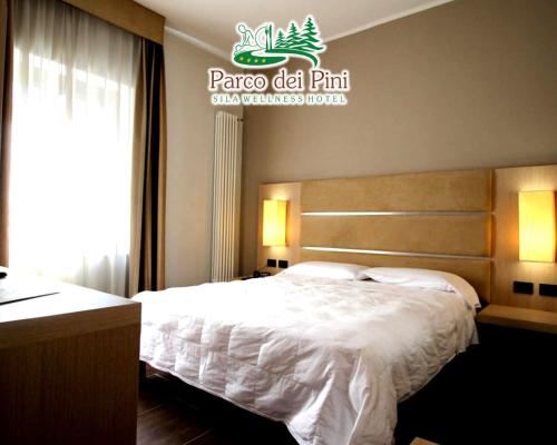 Postel nebo postele na pokoji v ubytování Parco dei Pini - Sila Wellness Hotel