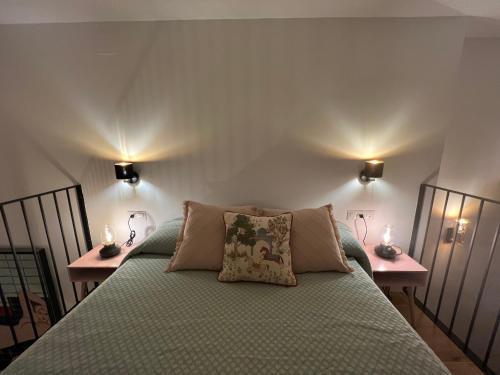 - une chambre avec un grand lit et 2 tables de chevet dans l'établissement Alameda Velvet, loft en ciudad de las ciencias, à Valence