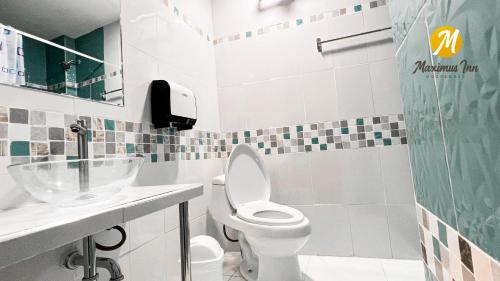 łazienka z toaletą i umywalką w obiekcie Maximus Inn w mieście Sechura