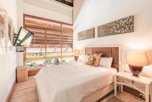 Schlafzimmer mit einem Bett und einem Fenster in der Unterkunft Golf View Apt at Casa De Campo in Buena Vista