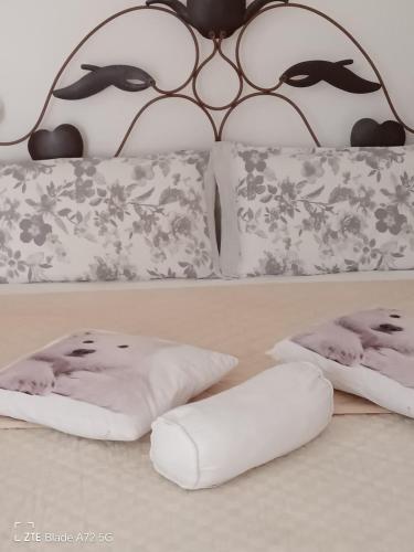 Una cama con dos almohadas blancas. en La Chicca di C.Cavour, en Ostuni