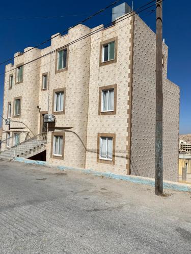 een bakstenen gebouw aan de kant van een straat bij Hustle's look in Wadi Musa