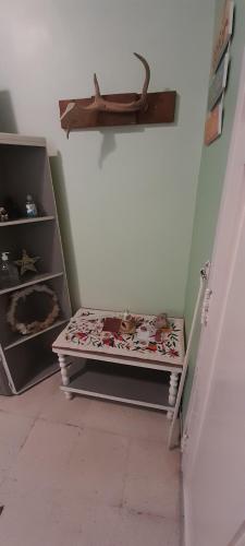 a room with a bench in the corner of a room at Alquiler Tandil in Tandil