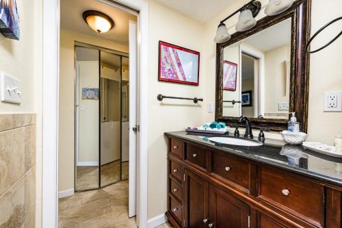 uma casa de banho com um lavatório e um espelho em Glorious Ocean Sunset Views 2 Bed 2 Bath Condo em Daytona Beach