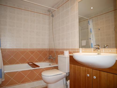 een badkamer met een toilet, een wastafel en een bad bij Comapedrosa-Vacances Pirinenca in Canillo