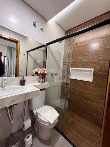 a bathroom with a shower and a toilet and a sink at Estadia na Canção Nova in Cachoeira Paulista