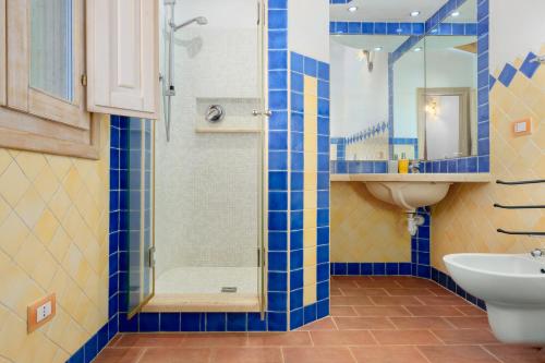 un bagno con doccia e lavandino di Casa Mare e Monti a Cannigione