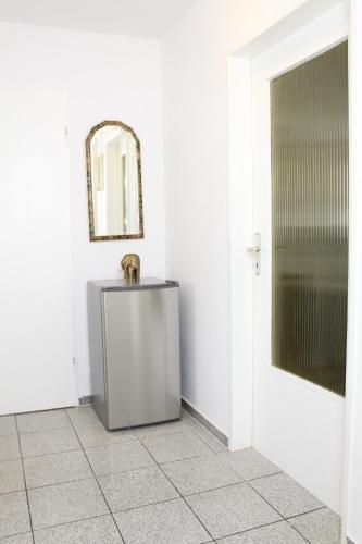 a bathroom with a sink and a mirror on the wall at Marstall Apartmenthaus Kassel in Kassel