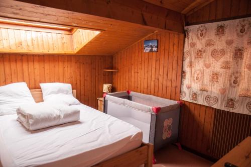 a small room with a bed and a window at 2 pièces Les Iris 20 Station Thollon les Mémises in Thollon