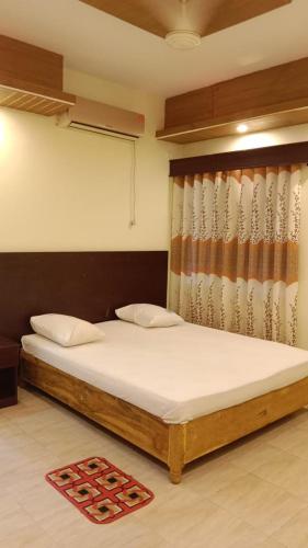 sypialnia z dużym łóżkiem w pokoju w obiekcie Hotel The Grand Sandy w mieście Koks Badźar