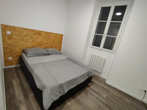 une petite chambre avec un lit et une fenêtre dans l'établissement Les Lofts De Provins: Apt 5, à Provins