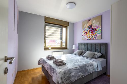 um quarto com uma cama e um quadro na parede em Luxurious apartment in the heart of Zagreb em Zagreb