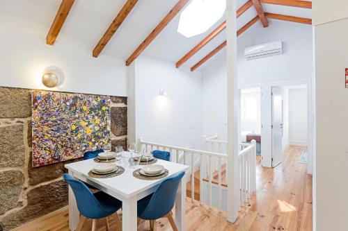Modern Cativo Apartment by LovelyStay