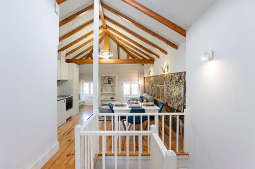 Modern Cativo Apartment by LovelyStay