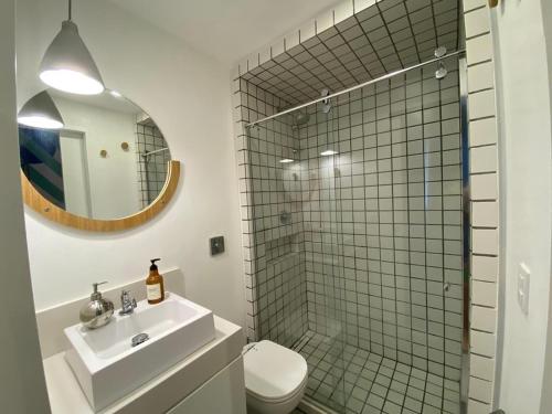 a bathroom with a toilet and a sink and a shower at Elegância à Beira-Mar: Apto 1Qto c/ Smart TV in Rio de Janeiro