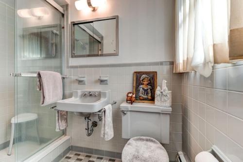 a bathroom with a sink and a mirror at The Good Ole Days King Bed Pet Friendly in Daytona Beach