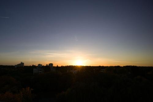 a view of the sun setting over a city at HejU - Luxury Aussicht - Kingsize Bed - Kitchen - Bathtub in Lübeck
