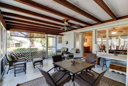 a living room with a table and chairs at The Good Ole Days King Bed Pet Friendly in Daytona Beach