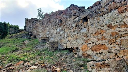 an old stone wall on the side of a hill at Casa rural El Forn d'Alcudia de Veo in Alcudia de Veo