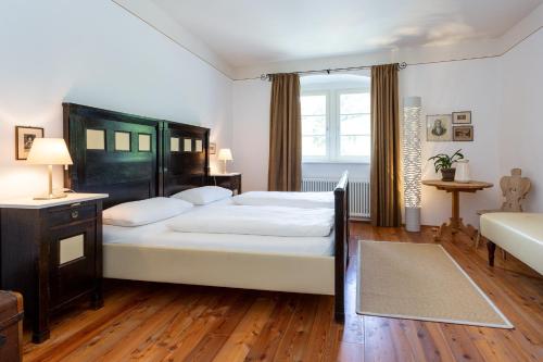 duża sypialnia z dużym łóżkiem i oknem w obiekcie Appartement im Grünweinhof w mieście Montagna