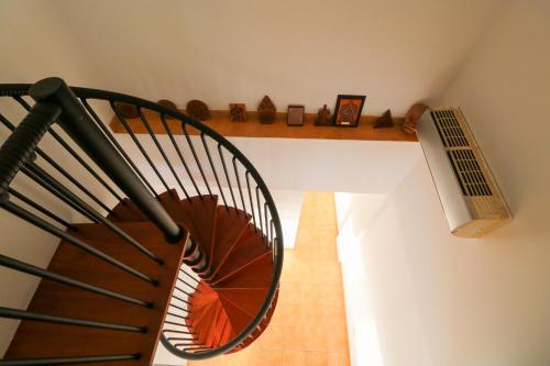 spiralne schody w pokoju ze schodami w obiekcie Sardina attic flat pool&solarium w mieście Gáldar