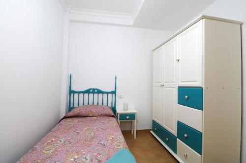 sypialnia z łóżkiem i komodą w obiekcie Sardina attic flat pool&solarium w mieście Gáldar