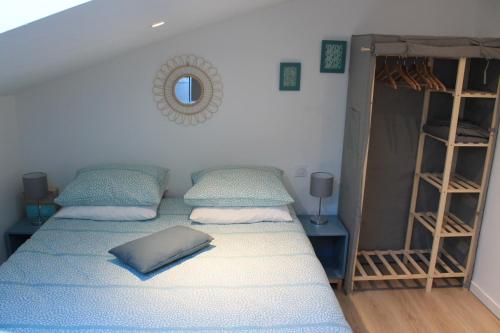 1 Schlafzimmer mit 2 Betten und einem Wandspiegel in der Unterkunft DUPLEX COSY Confort PISCINE in Caderousse