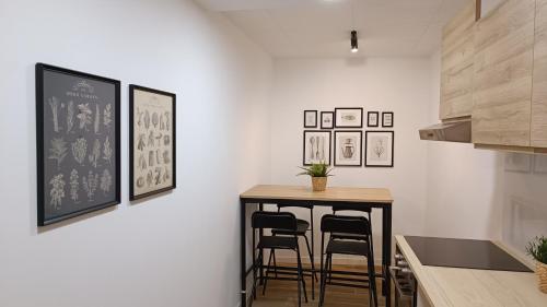 uma cozinha com uma mesa e dois bancos em BOUTIQUE 1 Apartment AVE Centro Lleida em Lleida