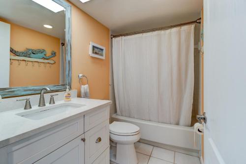 Ένα μπάνιο στο Sunny Ormond Beach SOB Condo Pool No Drive Beach
