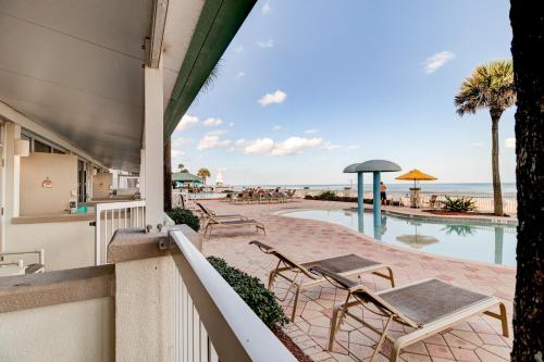 widok na basen z balkonu ośrodka w obiekcie Direct Oceanfront Condo with Kitchen w mieście Daytona Beach