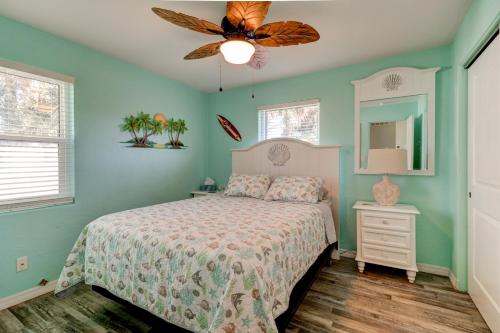 オーモンド・ビーチにあるTropical Retreatのベッドと天井扇風機のある寝室