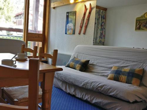 - une chambre avec un lit, une table et une table dans l'établissement Appartement 3 pièces · Balcon · Pour 6/7 personnes · Wifi gratuit - FR-1-346-468, à Arc 1800