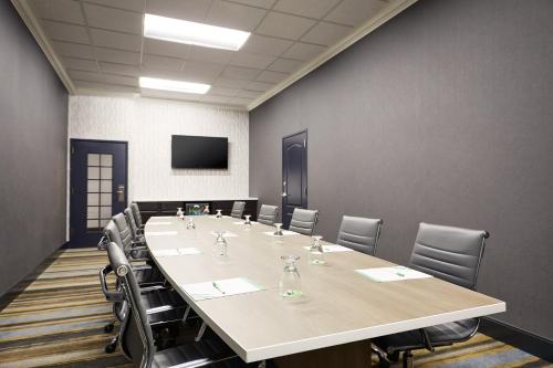 TV o dispositivi per l'intrattenimento presso Holiday Inn Hotel & Suites Madison West - Middleton by IHG