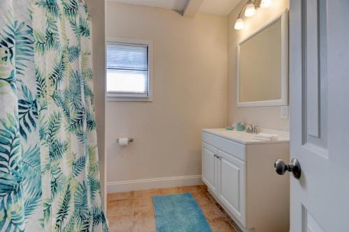uma casa de banho com um lavatório e um espelho em The Gypsy Mermaid 3 Bed Ginormous Yard em Daytona Beach