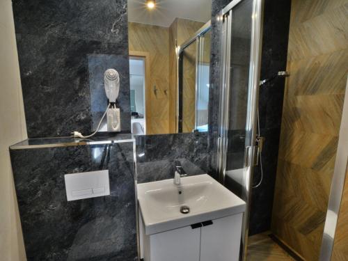 y baño con lavabo y ducha. en Comfortable apartment for 2 persons directly by the sea, Ustronie Morskie, en Ustronie Morskie
