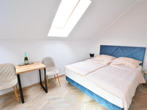 1 dormitorio con cama, mesa y ventana en Apartment for 2 persons right by the sea, Ustronie Morskie en Ustronie Morskie