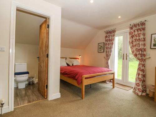 1 dormitorio con cama y aseo en Tyn Llwyn, en Talsarnau