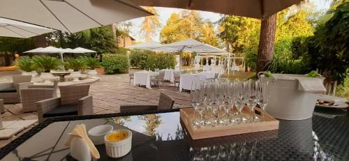 un restaurante con copas en una mesa con sillas en Villa Cigolotti en Vivaro